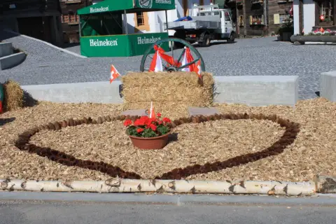 Oberwalliser Tambouren- und Pfeiferfest in Bürchen 2015, Aufbauarbeiten, Foto 1